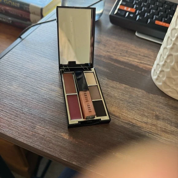 Bobbi Brown Makeup Palette with Lip Gloss - Picture 1 of 4